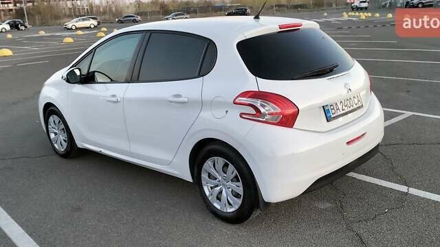 Белый Пежо 208, объемом двигателя 1.4 л и пробегом 199 тыс. км за 7600 $, фото 3 на Automoto.ua