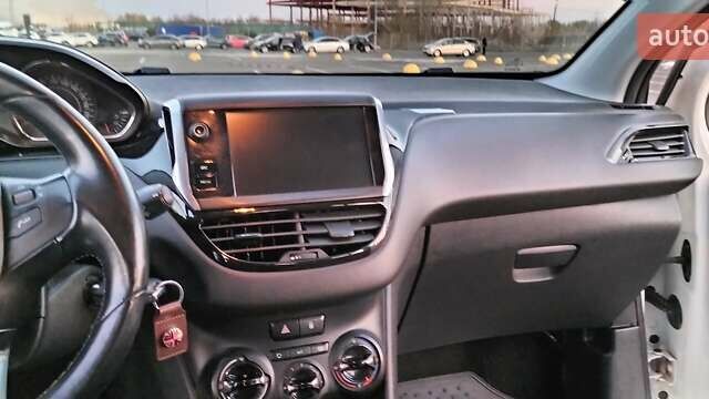 Белый Пежо 208, объемом двигателя 1.4 л и пробегом 199 тыс. км за 7600 $, фото 25 на Automoto.ua