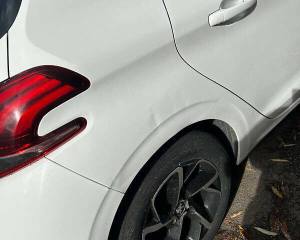 Белый Пежо 208, объемом двигателя 1.2 л и пробегом 133 тыс. км за 8000 $, фото 5 на Automoto.ua