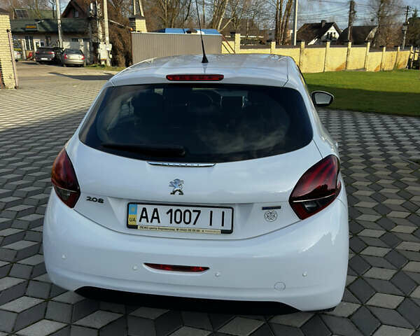 Белый Пежо 208, объемом двигателя 1.2 л и пробегом 102 тыс. км за 7200 $, фото 16 на Automoto.ua