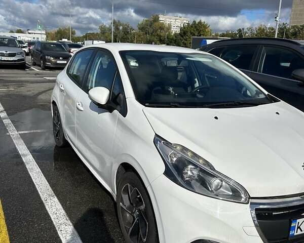 Белый Пежо 208, объемом двигателя 1.2 л и пробегом 133 тыс. км за 7800 $, фото 2 на Automoto.ua