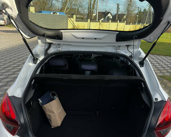 Белый Пежо 208, объемом двигателя 1.2 л и пробегом 102 тыс. км за 7200 $, фото 44 на Automoto.ua