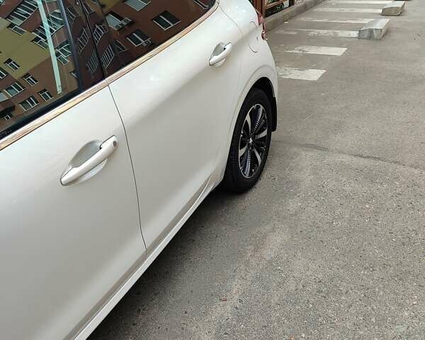 Белый Пежо 208, объемом двигателя 1.2 л и пробегом 57 тыс. км за 8500 $, фото 10 на Automoto.ua