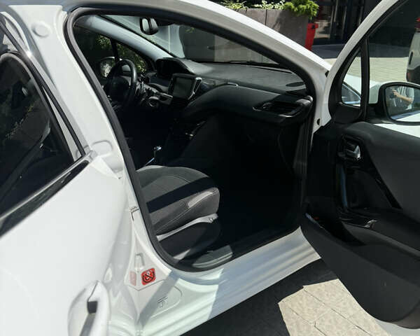 Белый Пежо 208, объемом двигателя 1.2 л и пробегом 71 тыс. км за 9300 $, фото 2 на Automoto.ua