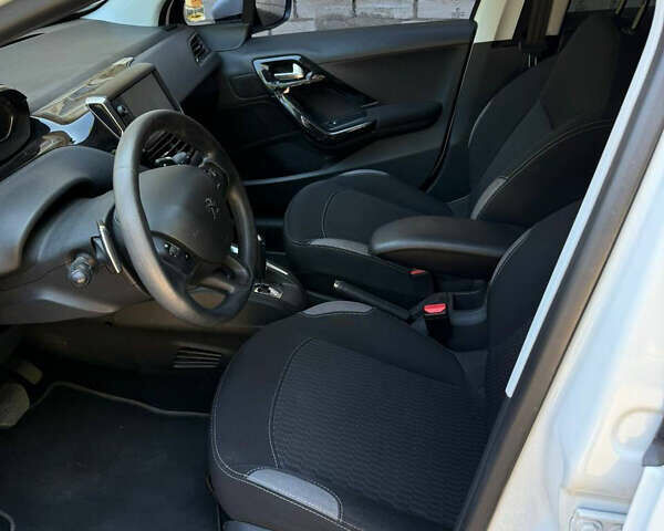 Белый Пежо 208, объемом двигателя 1.2 л и пробегом 66 тыс. км за 9600 $, фото 3 на Automoto.ua