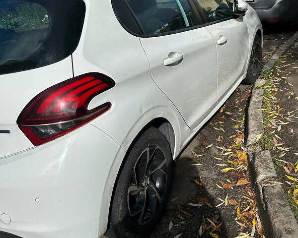 Белый Пежо 208, объемом двигателя 1.2 л и пробегом 133 тыс. км за 8000 $, фото 12 на Automoto.ua