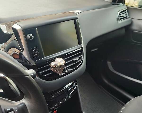 Белый Пежо 208, объемом двигателя 1.2 л и пробегом 57 тыс. км за 8500 $, фото 3 на Automoto.ua