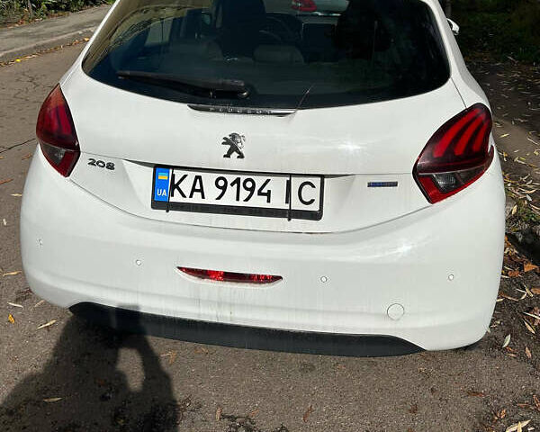 Белый Пежо 208, объемом двигателя 1.2 л и пробегом 133 тыс. км за 8000 $, фото 3 на Automoto.ua