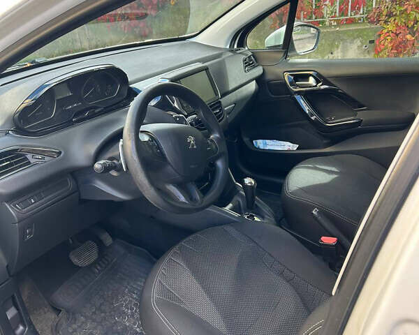 Белый Пежо 208, объемом двигателя 1.2 л и пробегом 133 тыс. км за 8000 $, фото 6 на Automoto.ua