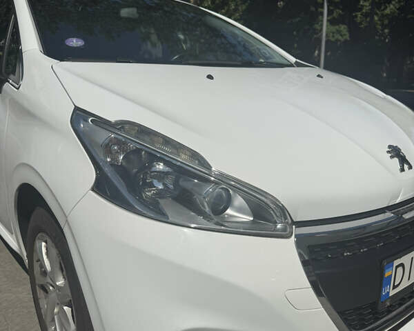 Белый Пежо 208, объемом двигателя 1.2 л и пробегом 71 тыс. км за 9300 $, фото 5 на Automoto.ua