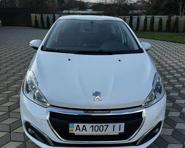 Белый Пежо 208, объемом двигателя 1.2 л и пробегом 102 тыс. км за 7200 $, фото 1 на Automoto.ua