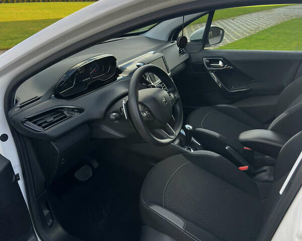 Белый Пежо 208, объемом двигателя 1.2 л и пробегом 102 тыс. км за 7200 $, фото 35 на Automoto.ua