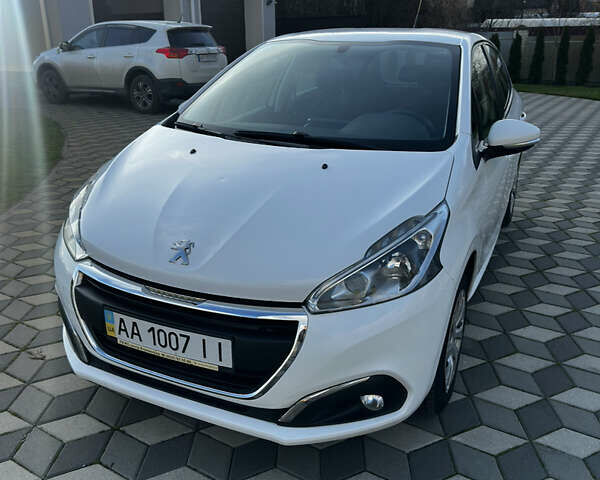 Белый Пежо 208, объемом двигателя 1.2 л и пробегом 102 тыс. км за 7200 $, фото 3 на Automoto.ua