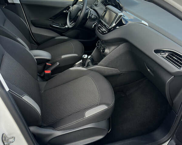 Белый Пежо 208, объемом двигателя 1.2 л и пробегом 102 тыс. км за 7200 $, фото 48 на Automoto.ua