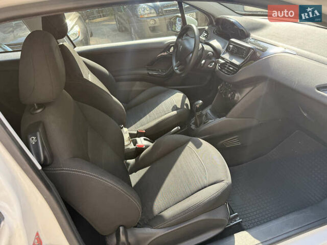 Белый Пежо 208, объемом двигателя 1.2 л и пробегом 177 тыс. км за 6200 $, фото 12 на Automoto.ua