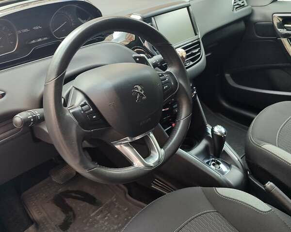 Белый Пежо 208, объемом двигателя 1.2 л и пробегом 57 тыс. км за 8500 $, фото 5 на Automoto.ua