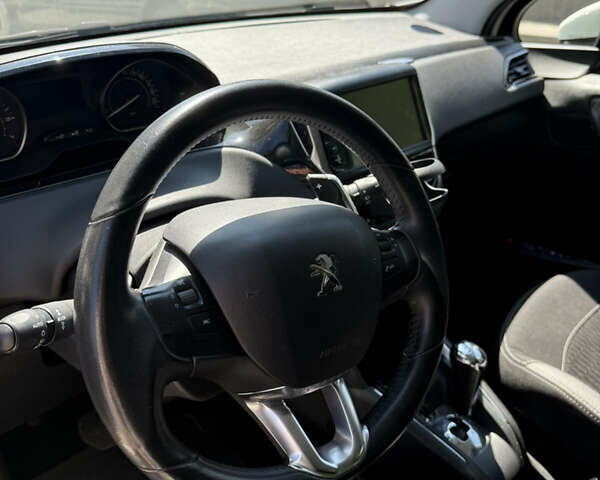 Белый Пежо 208, объемом двигателя 1.2 л и пробегом 71 тыс. км за 9300 $, фото 9 на Automoto.ua