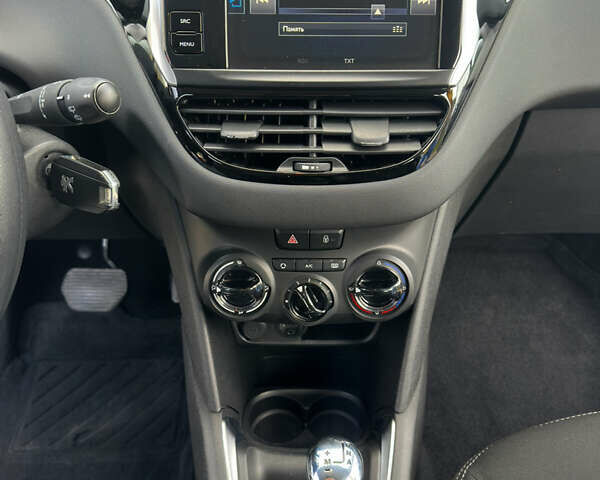 Белый Пежо 208, объемом двигателя 1.2 л и пробегом 102 тыс. км за 7200 $, фото 37 на Automoto.ua