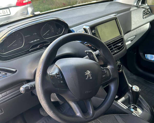 Белый Пежо 208, объемом двигателя 1.2 л и пробегом 133 тыс. км за 8000 $, фото 7 на Automoto.ua