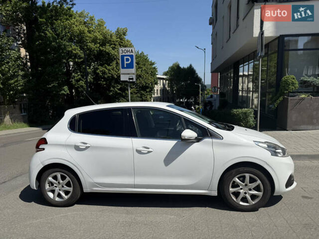Белый Пежо 208, объемом двигателя 1.2 л и пробегом 71 тыс. км за 9300 $, фото 3 на Automoto.ua
