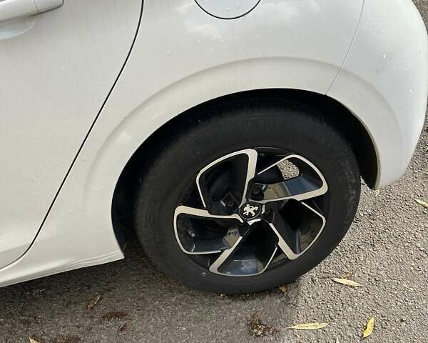 Белый Пежо 208, объемом двигателя 1.2 л и пробегом 133 тыс. км за 7800 $, фото 3 на Automoto.ua