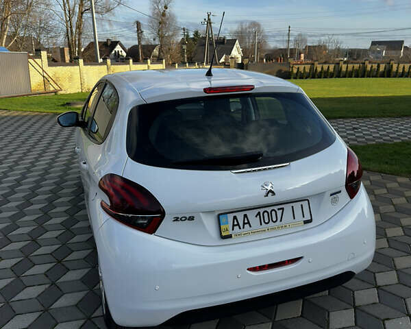 Белый Пежо 208, объемом двигателя 1.2 л и пробегом 102 тыс. км за 7200 $, фото 14 на Automoto.ua