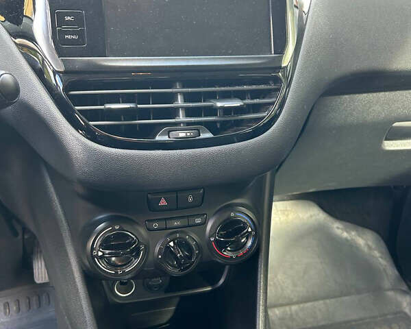 Белый Пежо 208, объемом двигателя 1.2 л и пробегом 133 тыс. км за 8000 $, фото 10 на Automoto.ua