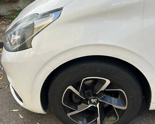 Белый Пежо 208, объемом двигателя 1.2 л и пробегом 133 тыс. км за 8000 $, фото 2 на Automoto.ua