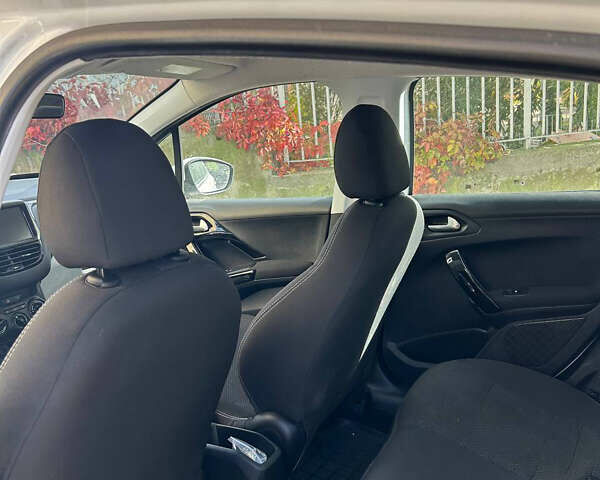 Белый Пежо 208, объемом двигателя 1.2 л и пробегом 133 тыс. км за 8000 $, фото 9 на Automoto.ua