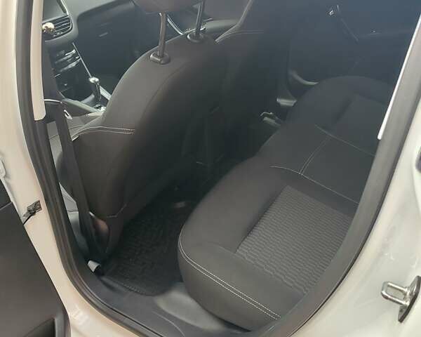 Белый Пежо 208, объемом двигателя 1.2 л и пробегом 57 тыс. км за 8500 $, фото 2 на Automoto.ua