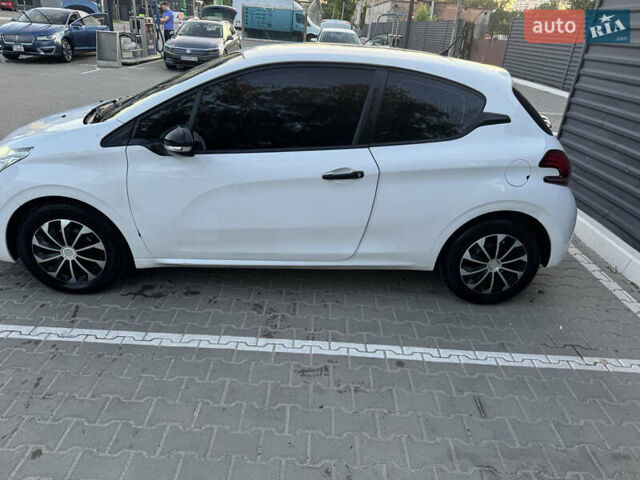 Белый Пежо 208, объемом двигателя 1.56 л и пробегом 171 тыс. км за 7800 $, фото 1 на Automoto.ua