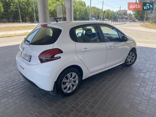 Белый Пежо 208, объемом двигателя 1.2 л и пробегом 76 тыс. км за 8200 $, фото 3 на Automoto.ua