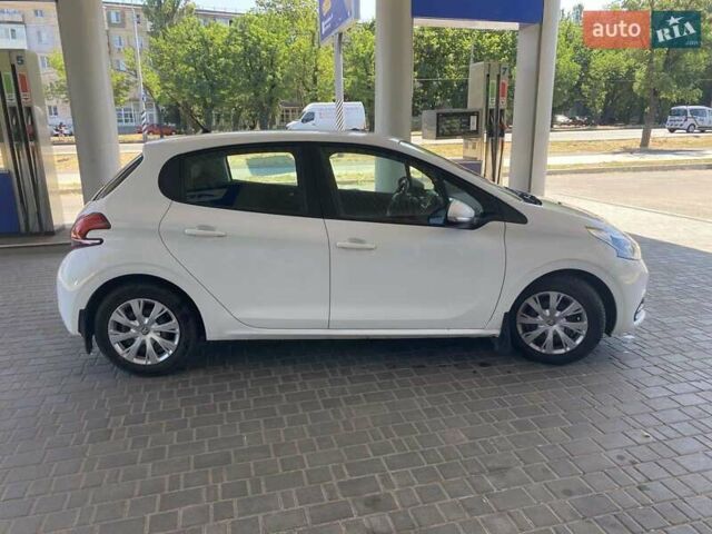 Белый Пежо 208, объемом двигателя 1.2 л и пробегом 76 тыс. км за 8200 $, фото 2 на Automoto.ua