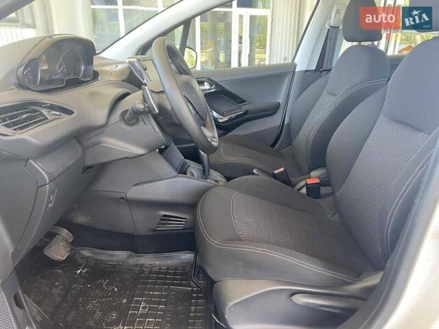 Белый Пежо 208, объемом двигателя 1.2 л и пробегом 76 тыс. км за 8200 $, фото 12 на Automoto.ua