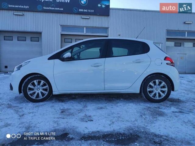 Белый Пежо 208, объемом двигателя 1.2 л и пробегом 80 тыс. км за 8150 $, фото 4 на Automoto.ua