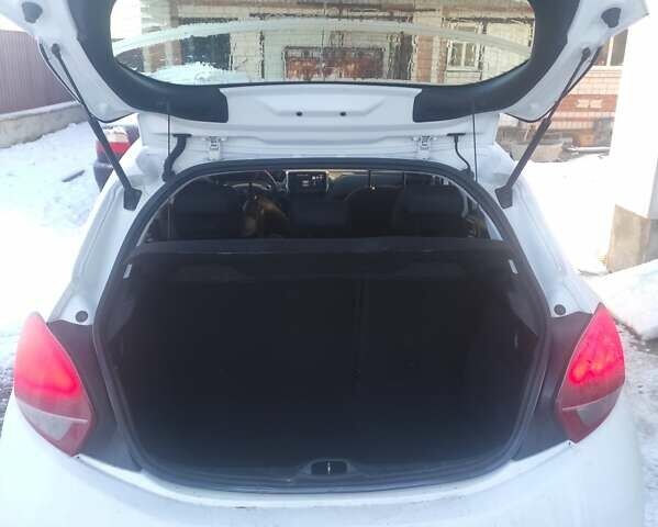 Белый Пежо 208, объемом двигателя 1.2 л и пробегом 115 тыс. км за 8000 $, фото 6 на Automoto.ua