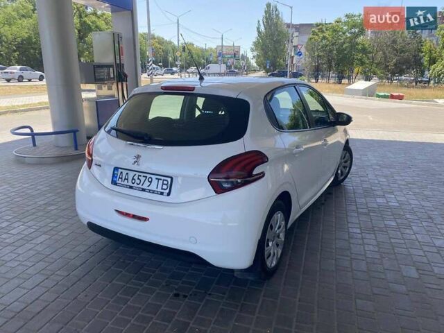 Белый Пежо 208, объемом двигателя 1.2 л и пробегом 76 тыс. км за 8200 $, фото 4 на Automoto.ua