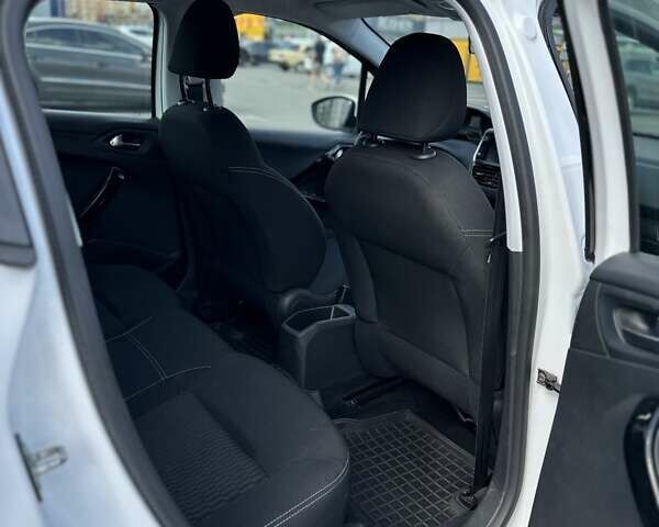 Белый Пежо 208, объемом двигателя 1.2 л и пробегом 106 тыс. км за 8900 $, фото 19 на Automoto.ua