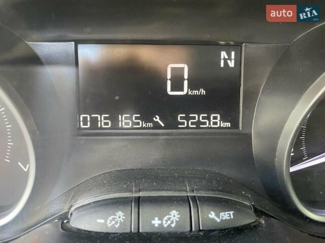 Белый Пежо 208, объемом двигателя 1.2 л и пробегом 76 тыс. км за 8200 $, фото 18 на Automoto.ua