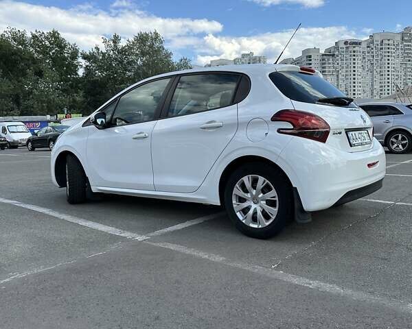 Белый Пежо 208, объемом двигателя 1.2 л и пробегом 106 тыс. км за 8900 $, фото 5 на Automoto.ua
