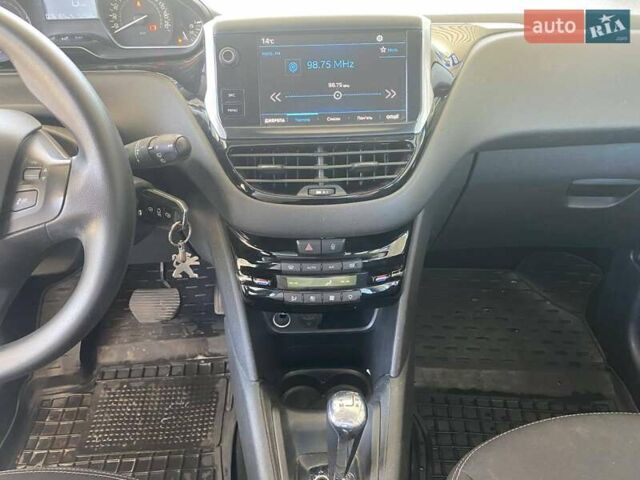 Белый Пежо 208, объемом двигателя 1.2 л и пробегом 76 тыс. км за 8200 $, фото 19 на Automoto.ua