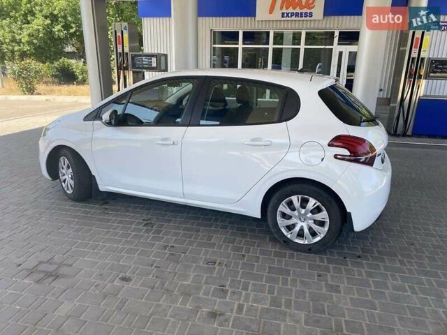 Белый Пежо 208, объемом двигателя 1.2 л и пробегом 76 тыс. км за 8200 $, фото 7 на Automoto.ua