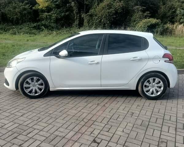 Білий Пежо 208, об'ємом двигуна 1.2 л та пробігом 75 тис. км за 7500 $, фото 2 на Automoto.ua