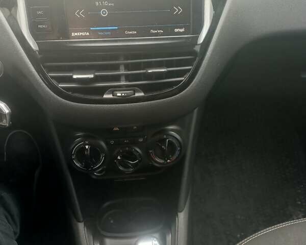 Білий Пежо 208, об'ємом двигуна 1.2 л та пробігом 75 тис. км за 7500 $, фото 23 на Automoto.ua