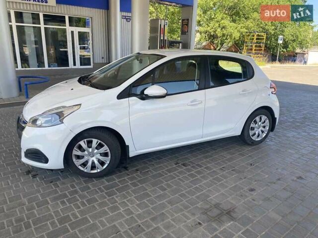 Белый Пежо 208, объемом двигателя 1.2 л и пробегом 76 тыс. км за 8200 $, фото 9 на Automoto.ua