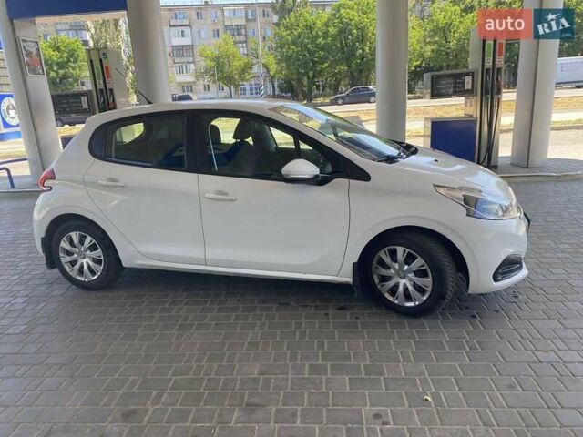 Белый Пежо 208, объемом двигателя 1.2 л и пробегом 76 тыс. км за 8200 $, фото 1 на Automoto.ua