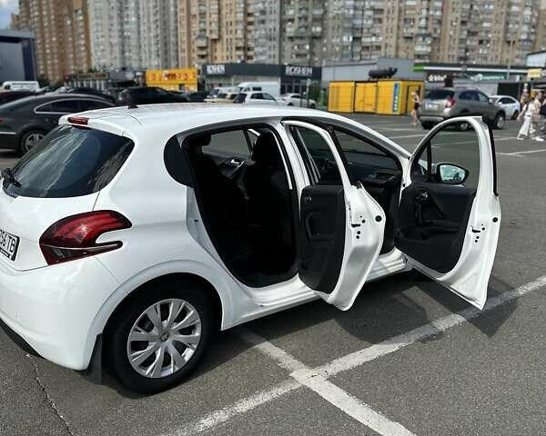 Белый Пежо 208, объемом двигателя 1.2 л и пробегом 106 тыс. км за 8900 $, фото 16 на Automoto.ua