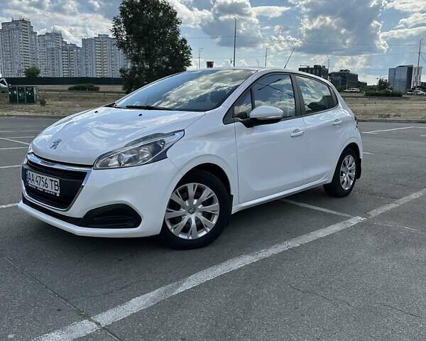 Белый Пежо 208, объемом двигателя 1.2 л и пробегом 106 тыс. км за 8900 $, фото 3 на Automoto.ua