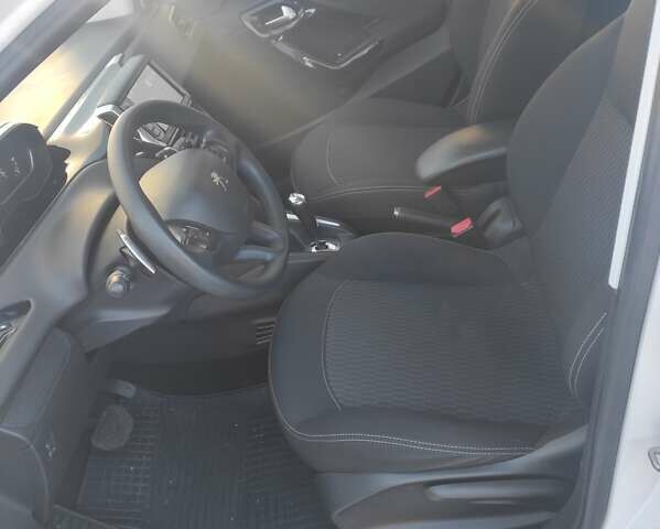 Белый Пежо 208, объемом двигателя 1.2 л и пробегом 115 тыс. км за 8000 $, фото 7 на Automoto.ua