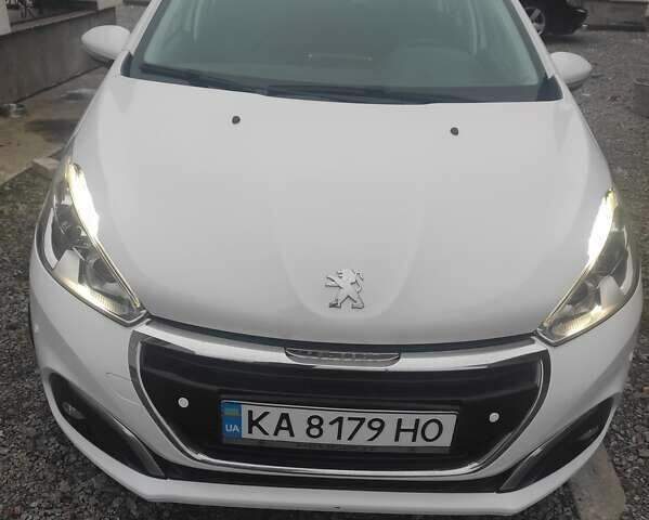 Белый Пежо 208, объемом двигателя 1.2 л и пробегом 115 тыс. км за 8000 $, фото 2 на Automoto.ua